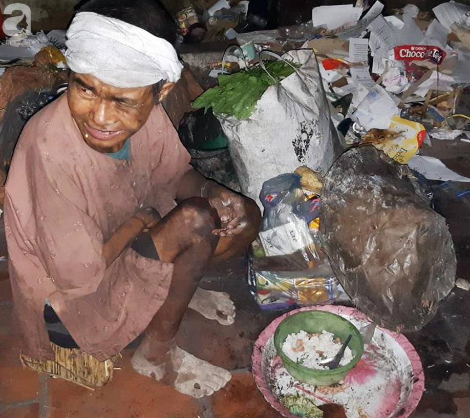 Bà mẹ mù gần 90 tuổi và con gái tâm thần giữa Hà Nội: Được nghe nhiều tiếng người đến chơi là mừng lắm-4