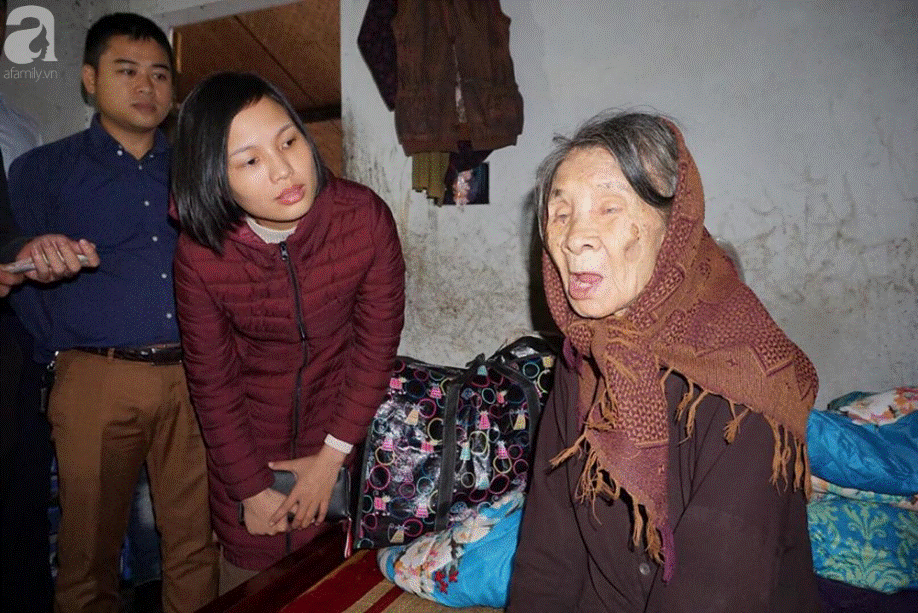 Bà mẹ mù gần 90 tuổi và con gái tâm thần giữa Hà Nội: Được nghe nhiều tiếng người đến chơi là mừng lắm-10