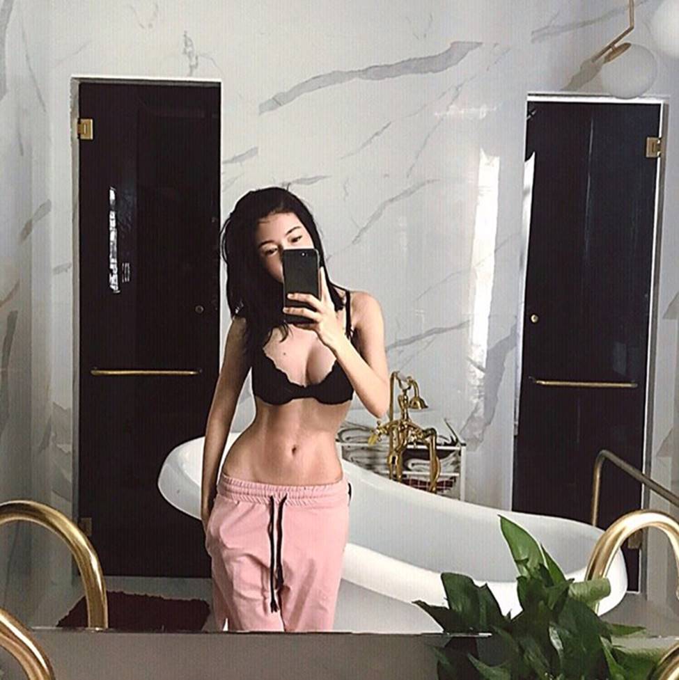 Cố tình mặc quần tụt, Elly Trần chỉ muốn khoe bụng múi dù đã ngoài 30-5