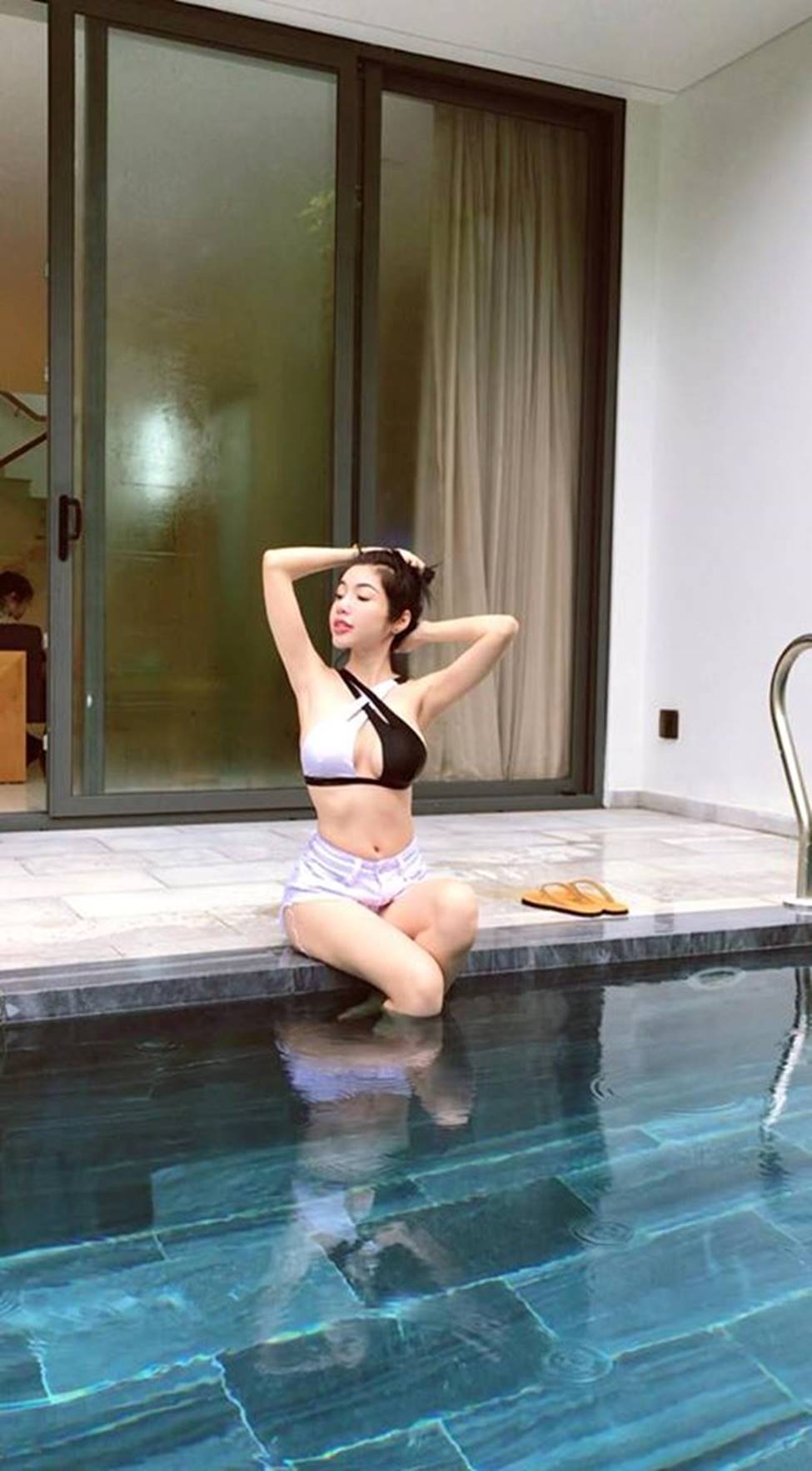 Cố tình mặc quần tụt, Elly Trần chỉ muốn khoe bụng múi dù đã ngoài 30-10