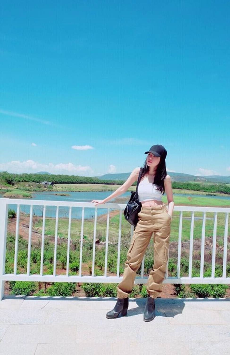 Cố tình mặc quần tụt, Elly Trần chỉ muốn khoe bụng múi dù đã ngoài 30-18