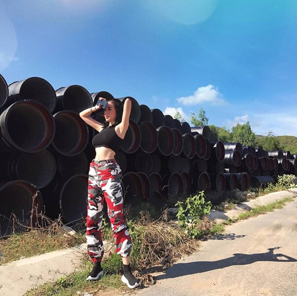 Cố tình mặc quần tụt, Elly Trần chỉ muốn khoe bụng múi dù đã ngoài 30-19