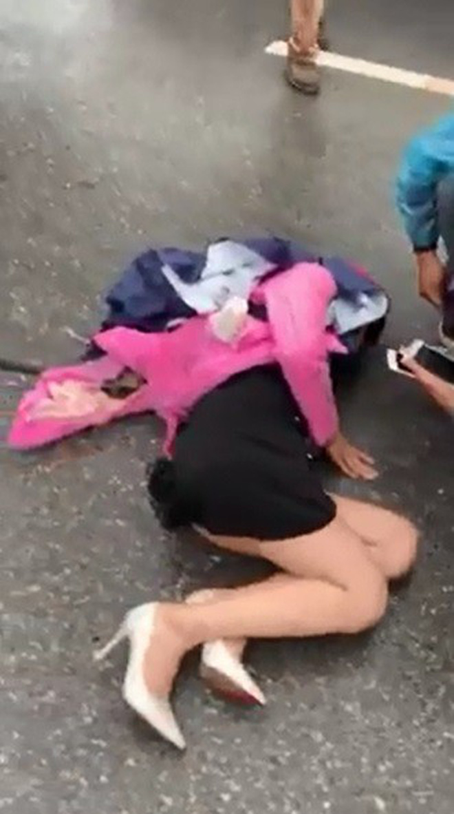 Tài xế mở cửa bất cẩn khiến người phụ nữ chạy xe máy bị kéo lê gần 10m - vụ tai nạn ám ảnh-2