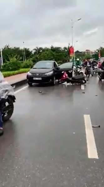 Tài xế mở cửa bất cẩn khiến người phụ nữ chạy xe máy bị kéo lê gần 10m - vụ tai nạn ám ảnh-4