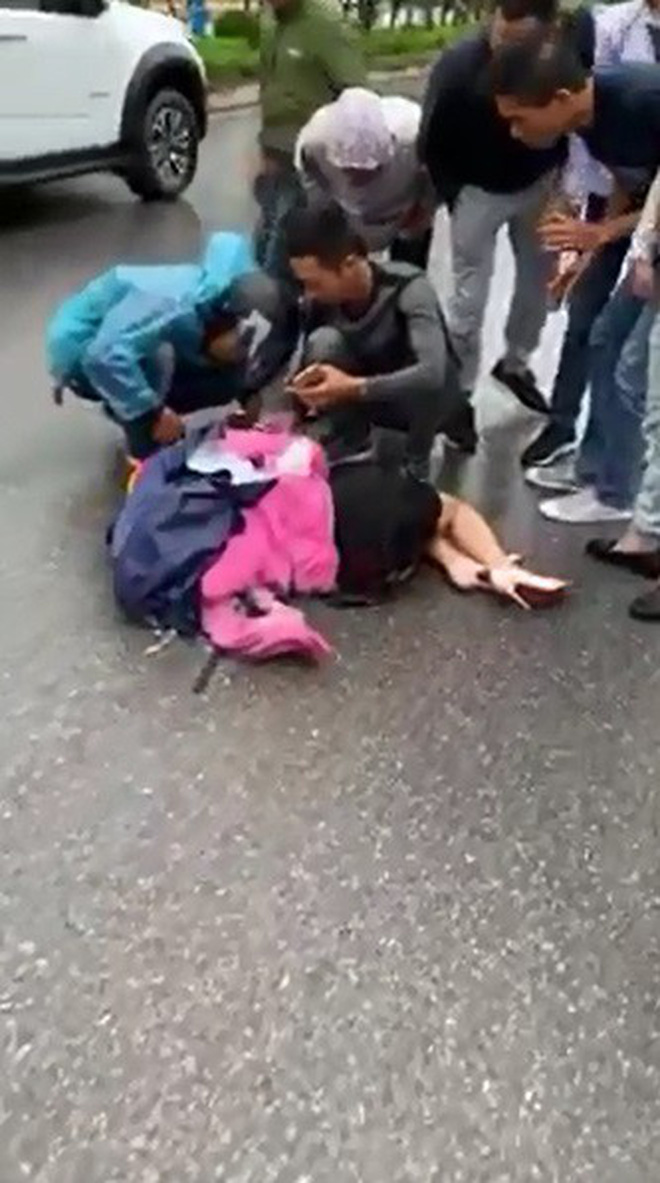 Tài xế mở cửa bất cẩn khiến người phụ nữ chạy xe máy bị kéo lê gần 10m - vụ tai nạn ám ảnh-3