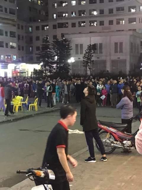 Nóng: Phát hiện 1 trẻ sơ sinh còn nguyên dây rốn rơi từ tầng cao xuống sân chung cư HH Linh Đàm-4