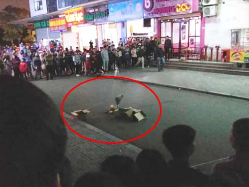 Người dân bàng hoàng kể lại giây phút chứng kiến em bé sơ sinh còn nguyên dây rốn bị rơi ở HH Linh Đàm-7