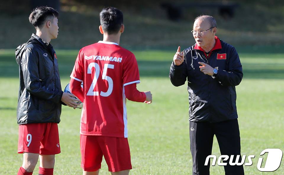 Muôn sắc thái của HLV Park Hang Seo trong buổi tập của đội tuyển Việt Nam tại Hàn Quốc-2