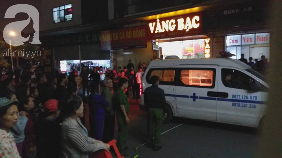 Vụ bé sơ sinh rơi từ tầng cao ở chung cư HH Linh Đàm: Lực lượng chức năng đưa thi thể bé đi trong thương xót-1