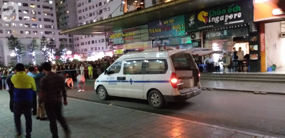 Vụ bé sơ sinh rơi từ tầng cao ở chung cư HH Linh Đàm: Lực lượng chức năng đưa thi thể bé đi trong thương xót-6