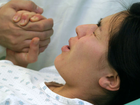 Cô dâu khóc nấc khi bắt quả tang chú rể thân mật với phù dâu-3