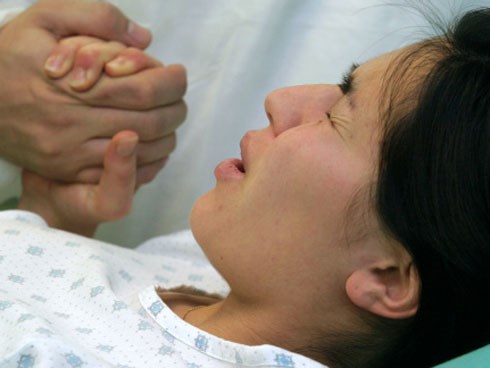 Hy hữu: Cô dâu đau đẻ đúng ngày cưới, chú rể tự tổ chức đám cưới một mình