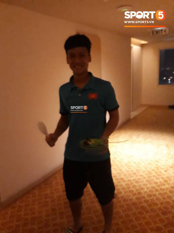 HLV trưởng U19 Việt Nam nửa đêm vào bếp nấu cháo cá cho toàn đội chống đói-2