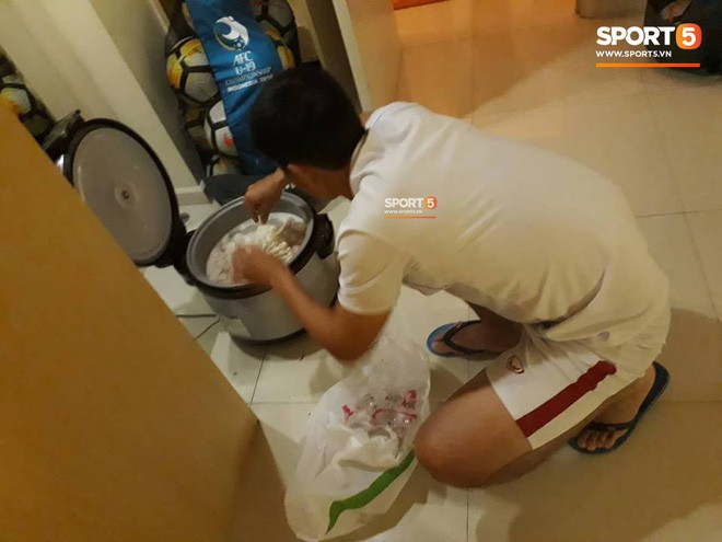 HLV trưởng U19 Việt Nam nửa đêm vào bếp nấu cháo cá cho toàn đội chống đói-3