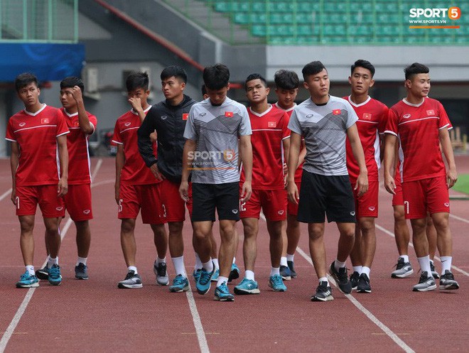 HLV trưởng U19 Việt Nam nửa đêm vào bếp nấu cháo cá cho toàn đội chống đói-4