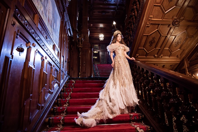 Lý Nhã Kỳ kiêu sa với đầm mang phong cách Hoàng gia trong lâu đài cổ-1