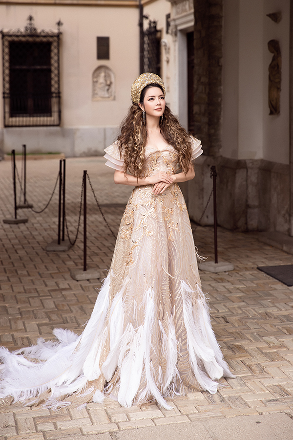 Lý Nhã Kỳ kiêu sa với đầm mang phong cách Hoàng gia trong lâu đài cổ-12