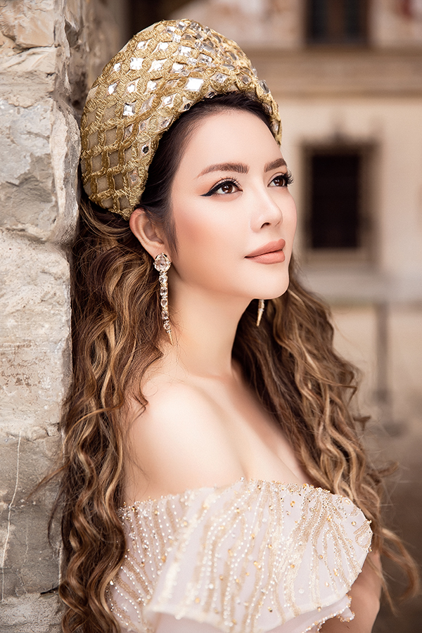 Lý Nhã Kỳ kiêu sa với đầm mang phong cách Hoàng gia trong lâu đài cổ-13