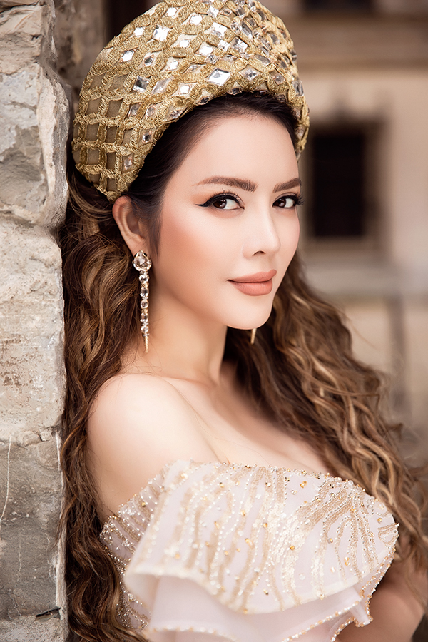 Lý Nhã Kỳ kiêu sa với đầm mang phong cách Hoàng gia trong lâu đài cổ-14