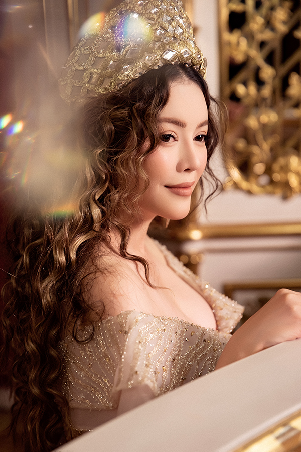 Lý Nhã Kỳ kiêu sa với đầm mang phong cách Hoàng gia trong lâu đài cổ-4