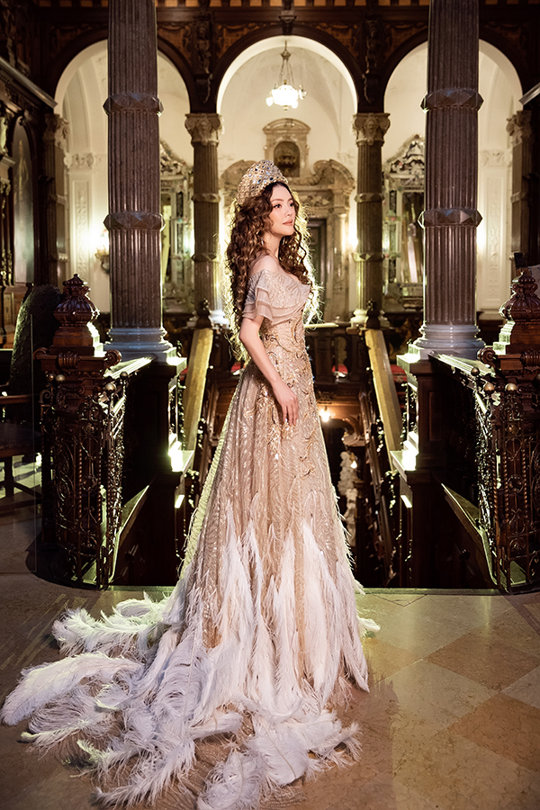 Lý Nhã Kỳ kiêu sa với đầm mang phong cách Hoàng gia trong lâu đài cổ-6