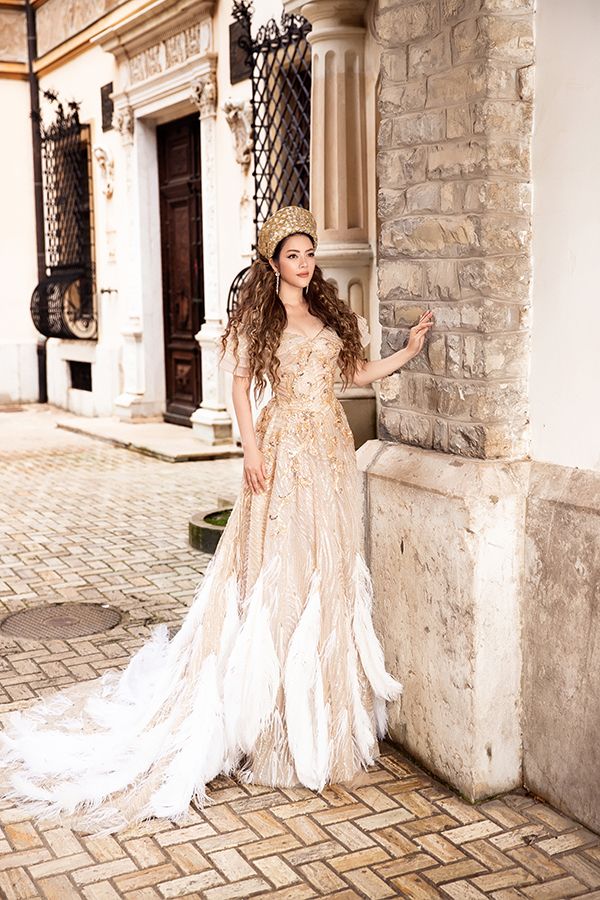 Lý Nhã Kỳ kiêu sa với đầm mang phong cách Hoàng gia trong lâu đài cổ-9