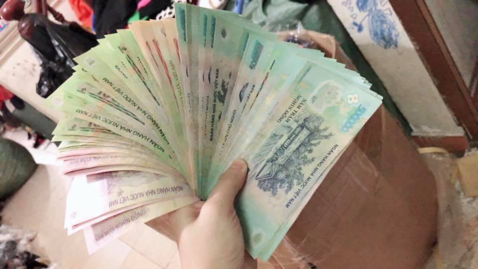 Trời trở rét, chủ shop hàng thùng thu về 35 triệu đồng/ngày-1