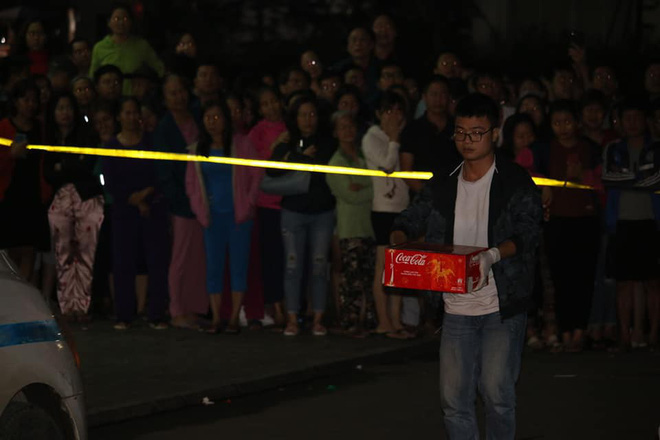 Cảnh sát đưa 2 cô gái rời khỏi tầng 31 trong đêm sau vụ bé sơ sinh rơi từ tầng cao tử vong-3