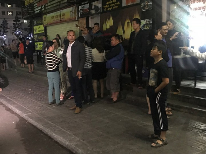 Cảnh sát đưa 2 cô gái rời khỏi tầng 31 trong đêm sau vụ bé sơ sinh rơi từ tầng cao tử vong-4