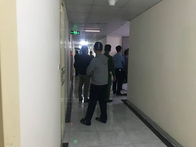 Cảnh sát đưa 2 cô gái rời khỏi tầng 31 trong đêm sau vụ bé sơ sinh rơi từ tầng cao tử vong-10