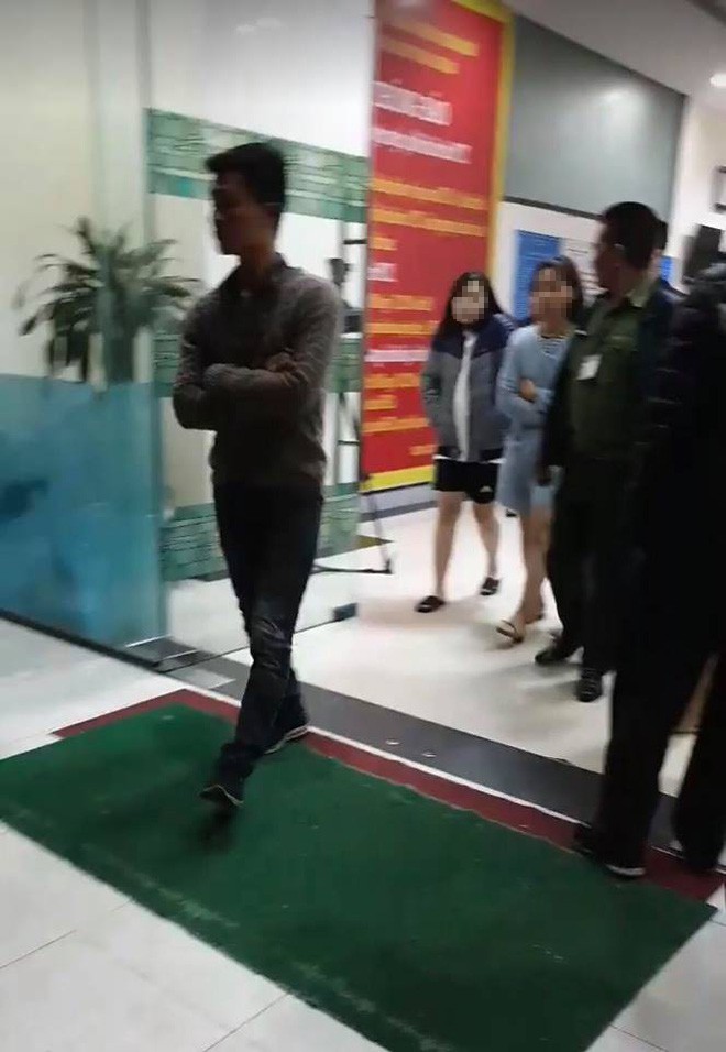 Cảnh sát đưa 2 cô gái rời khỏi tầng 31 trong đêm sau vụ bé sơ sinh rơi từ tầng cao tử vong-12