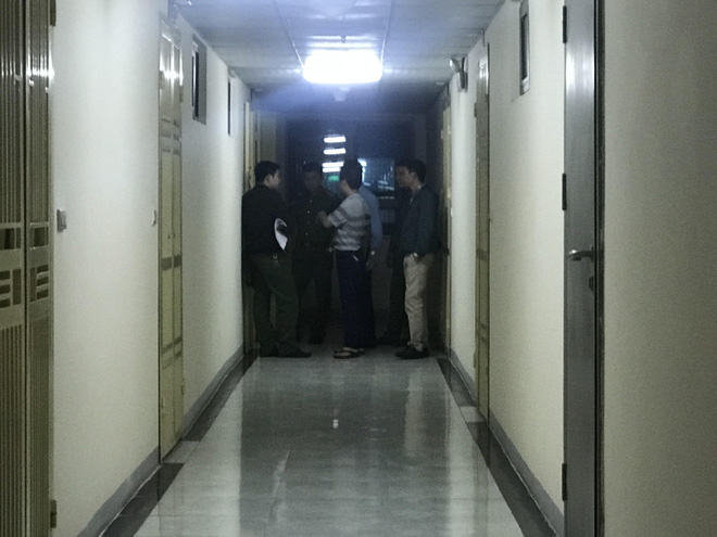 Cảnh sát đưa 2 cô gái rời khỏi tầng 31 trong đêm sau vụ bé sơ sinh rơi từ tầng cao tử vong-14