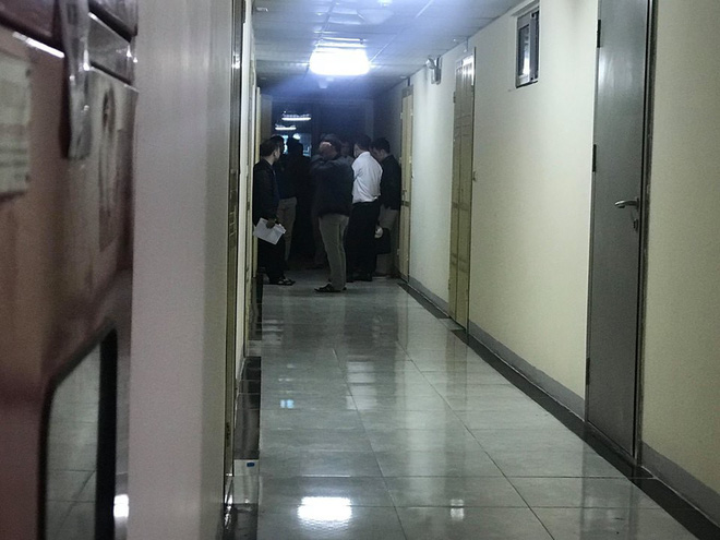 Cảnh sát đưa 2 cô gái rời khỏi tầng 31 trong đêm sau vụ bé sơ sinh rơi từ tầng cao tử vong-16