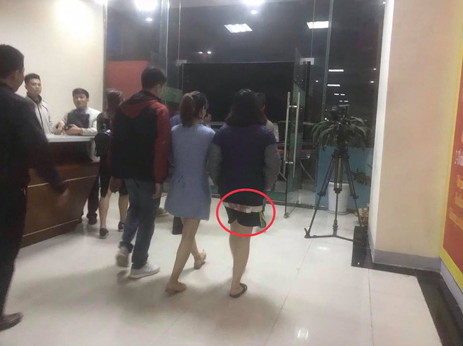 Cảnh sát đưa 2 cô gái rời khỏi tầng 31 trong đêm sau vụ bé sơ sinh rơi từ tầng cao tử vong-17