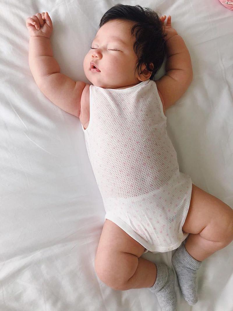 Loạt ảnh yêu không tả xiết của con gái siêu mẫu Hà Anh, mẹ nào cũng phải cưng-1