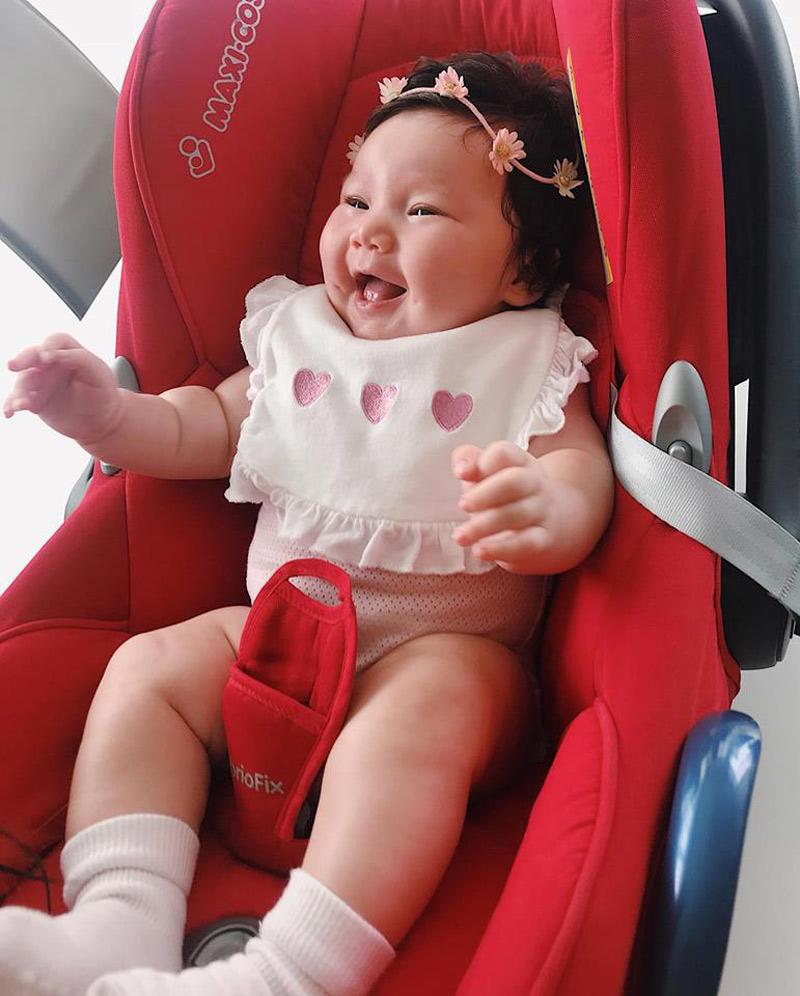 Loạt ảnh yêu không tả xiết của con gái siêu mẫu Hà Anh, mẹ nào cũng phải cưng-2