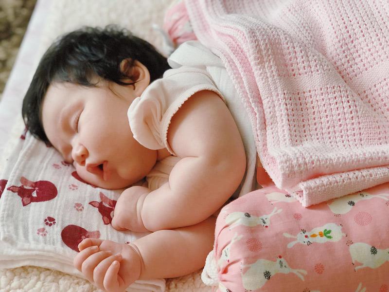 Loạt ảnh yêu không tả xiết của con gái siêu mẫu Hà Anh, mẹ nào cũng phải cưng-3