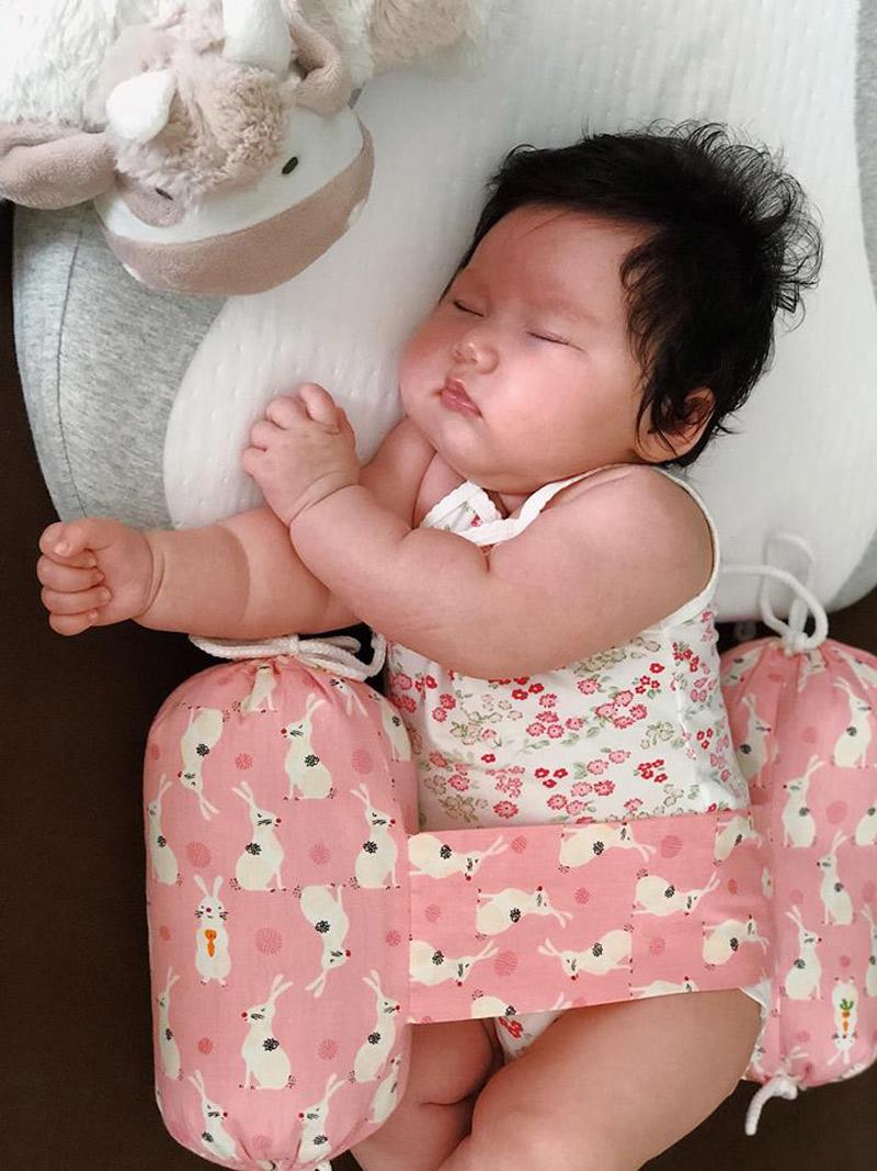 Loạt ảnh yêu không tả xiết của con gái siêu mẫu Hà Anh, mẹ nào cũng phải cưng-4