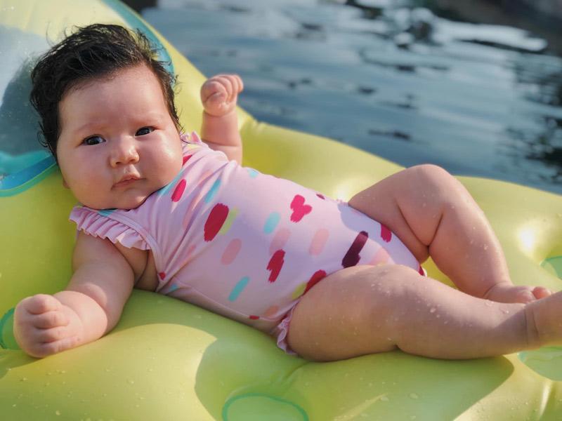 Loạt ảnh yêu không tả xiết của con gái siêu mẫu Hà Anh, mẹ nào cũng phải cưng-5