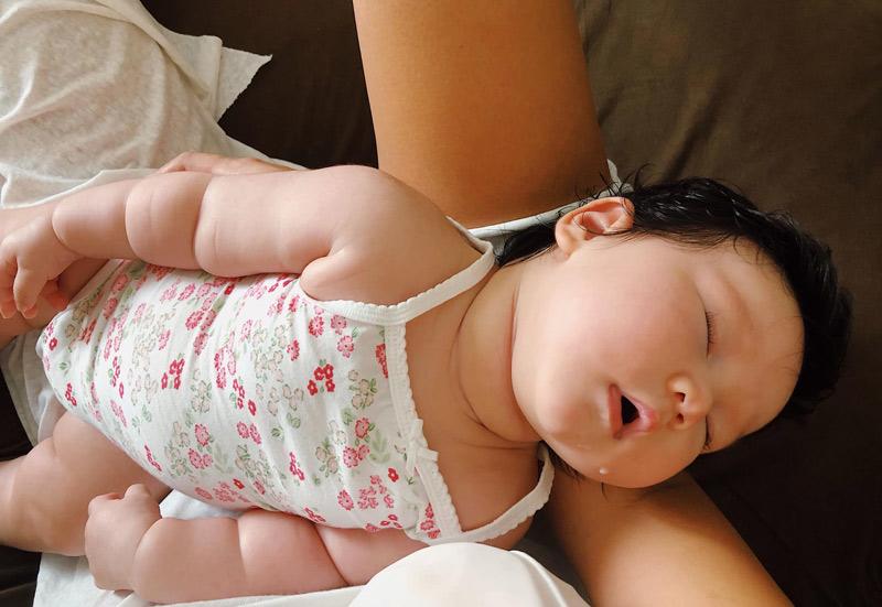 Loạt ảnh yêu không tả xiết của con gái siêu mẫu Hà Anh, mẹ nào cũng phải cưng-6