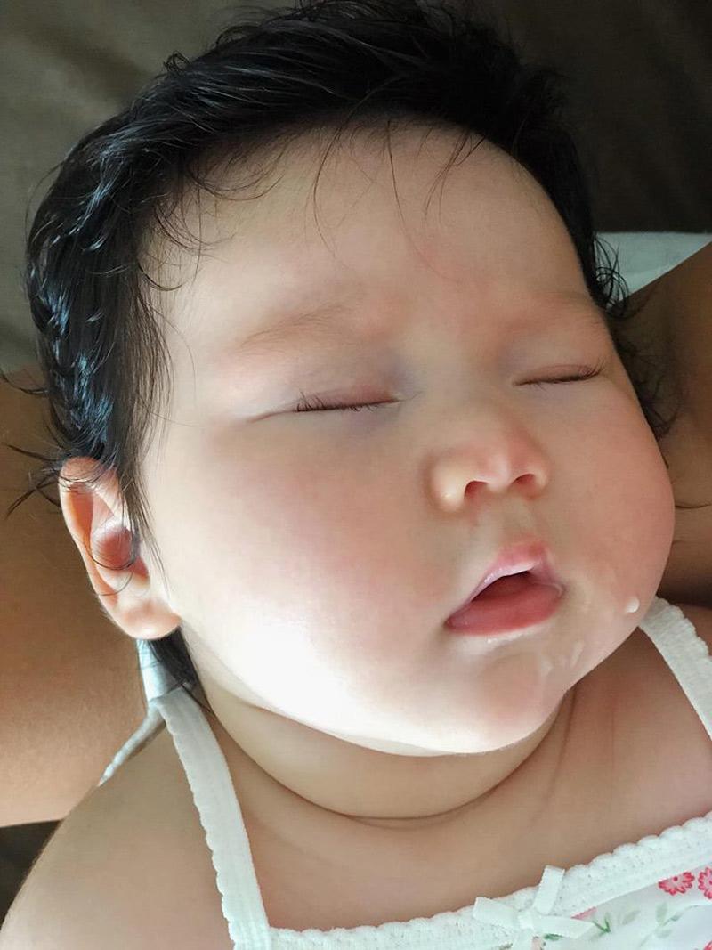 Loạt ảnh yêu không tả xiết của con gái siêu mẫu Hà Anh, mẹ nào cũng phải cưng-7