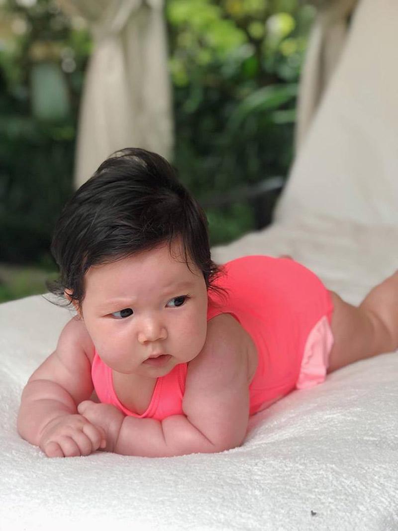 Loạt ảnh yêu không tả xiết của con gái siêu mẫu Hà Anh, mẹ nào cũng phải cưng-9