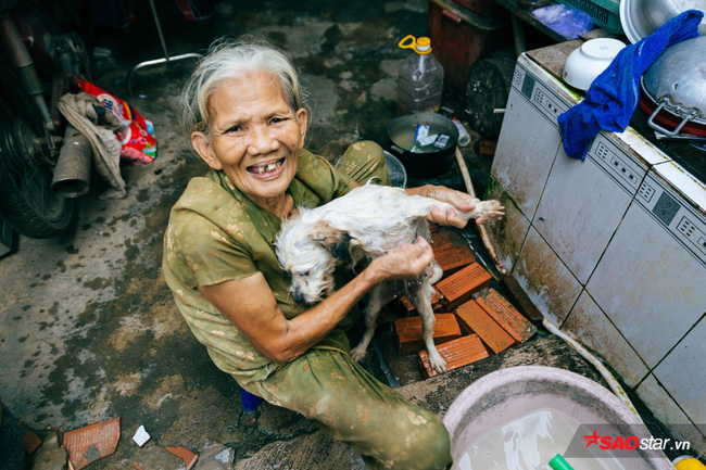 Bà lão trong bức ảnh ôm hôn tạm biệt cậu Vàng: Tui sợ mình chết nên bán nó cho nhà giàu chăm, ai ngờ nửa đêm nó tìm về...-6