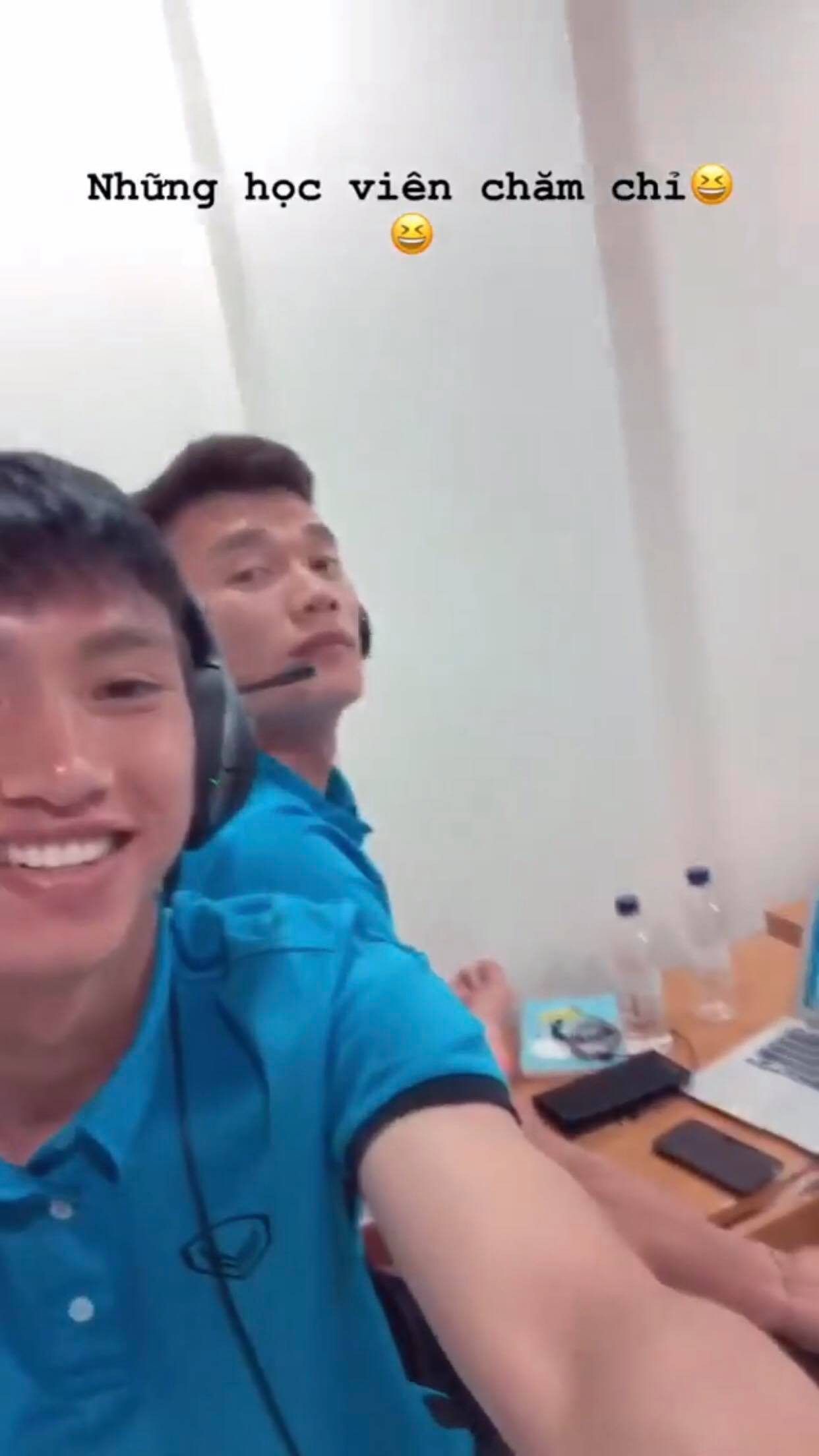 Hải Quế nhớ nhung cô công chúa điệu đà, Tiến Dũng, Quang Hải học bài chăm chỉ sau giờ tập luyện tại Hàn Quốc-2