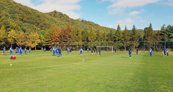 Hải Quế nhớ nhung cô công chúa điệu đà, Tiến Dũng, Quang Hải học bài chăm chỉ sau giờ tập luyện tại Hàn Quốc-7