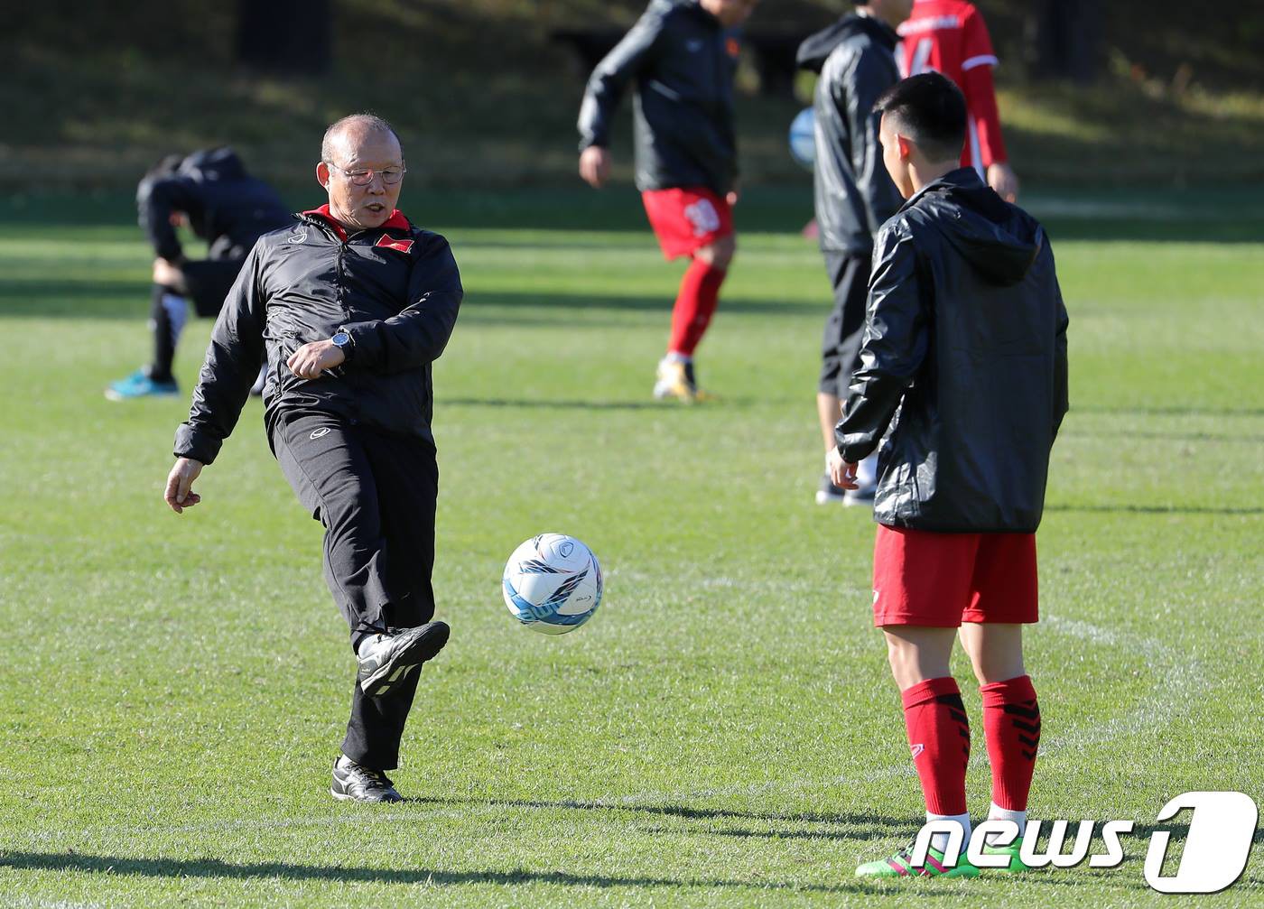 Hải Quế nhớ nhung cô công chúa điệu đà, Tiến Dũng, Quang Hải học bài chăm chỉ sau giờ tập luyện tại Hàn Quốc-8