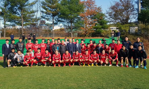 Hải Quế nhớ nhung cô công chúa điệu đà, Tiến Dũng, Quang Hải học bài chăm chỉ sau giờ tập luyện tại Hàn Quốc-6