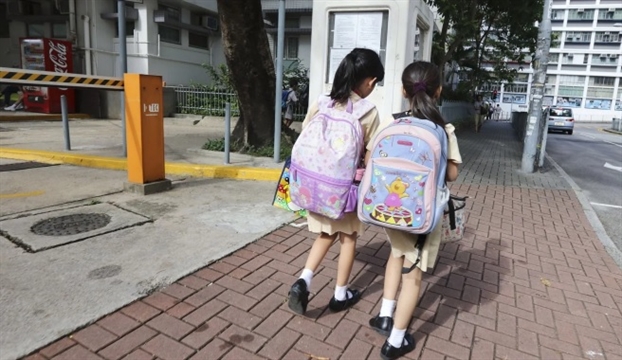 Chưa sõi mặt chữ, học sinh lớp 1 bị yêu cầu làm bài tập nhặt lá, đo chu vi và viết báo cáo 12 trang-2