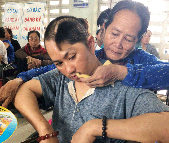 Nụ cười hạnh phúc của mẹ: 33 tuổi, đứa con trai đã biết nói, biết đi sau khi được ông trời trả lại-1