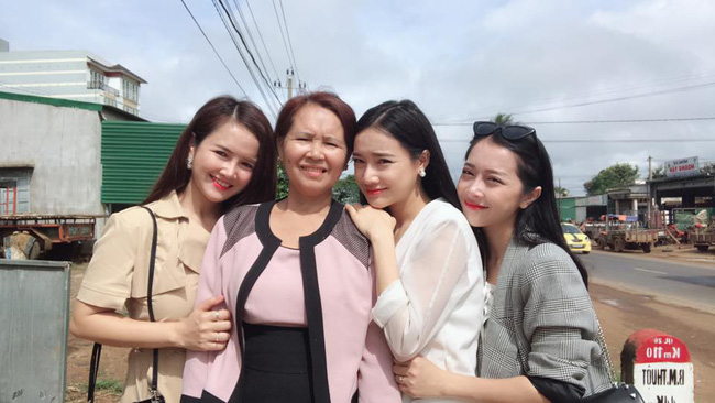 Lần đầu về quê nhà Đắk Lắk đoàn tụ với gia đình, Nhã Phương lại không giấu được vòng hai lớn khác thường-1